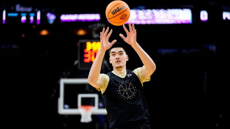 Purdue's Zach Edey practices for the NCAA men's college basketball tournament, Thursday, March 24, 2022, in Philadelphia. (Matt Rourke/AP Photo)