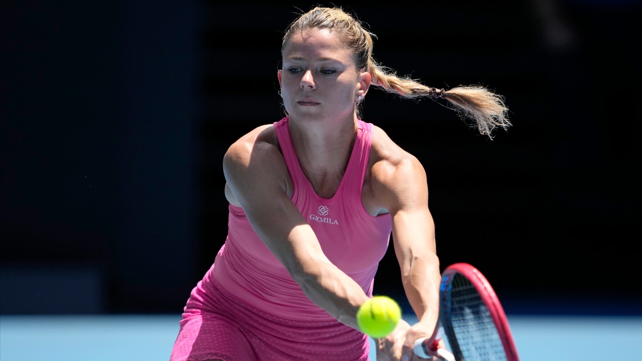 Giorgi hits 14 double faults at Miami Open, hangs on to win