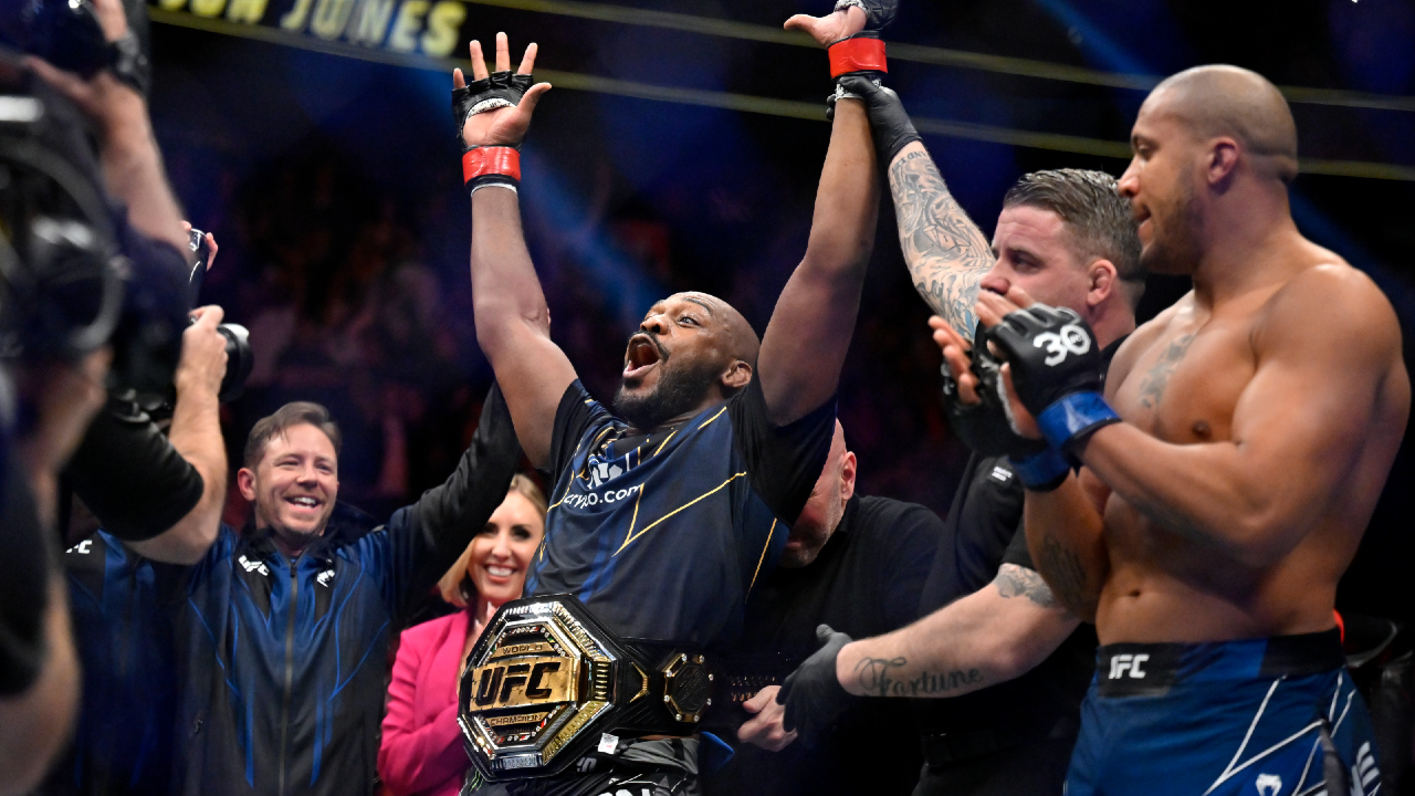Jon Jones returns to win UFC heavyweight title in first round 15