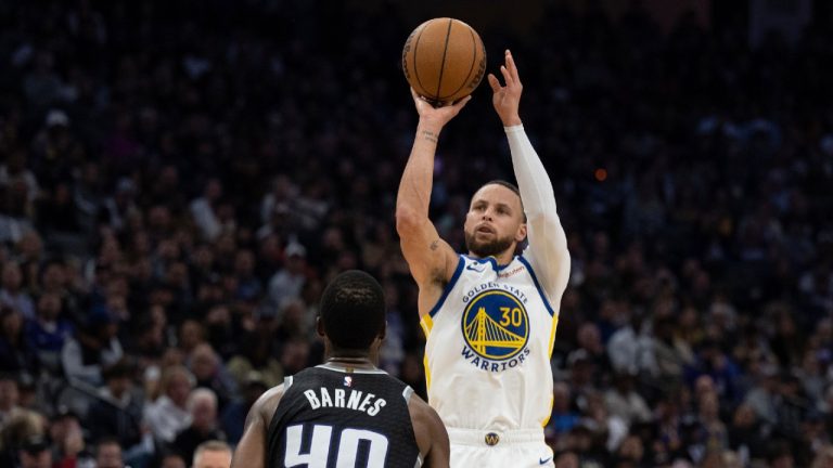 Golden State Warriors guard Stephen Curry (30) shoots over Sacramento Kings forward Harrison Barnes (40) during the second half in an NBA basketball game in Sacramento, Calif., Friday, April 7, 2023. The Warriors won 119-97. (José Luis Villegas/AP)