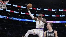 Lakers take control early, survive Grizzlies’ late rally to win Game 3, go up 2-1