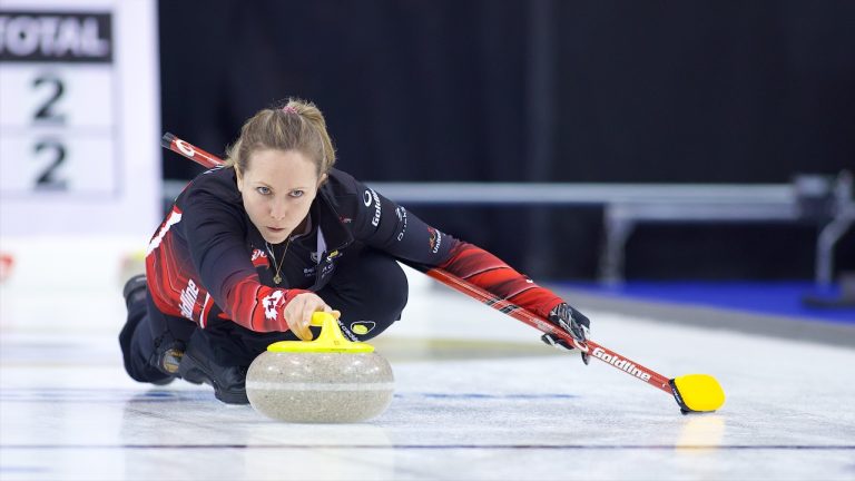 Rachel Homan shoots a stone. (Anil Mungal/GSOC)