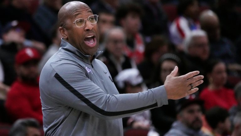 Sacramento Kings coach Mike Brown gestures to players during the first half of an NBA basketball game against the Chicago Bulls on Wednesday, March 15, 2023, in Chicago. (Charles Rex Arbogast/AP)