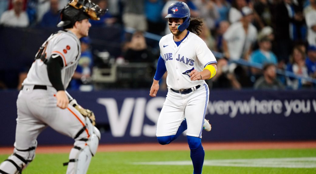 Blue Jays hit halfway mark with improved offensive effort in win over Giants