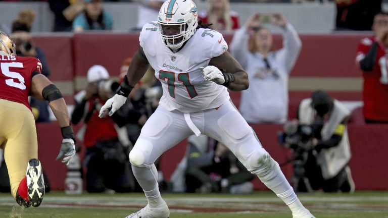 Miami Dolphins offensive tackle Brandon Shell (71) blocks during an NFL football game, Sunday, Dec.4, 2022, in Santa Clara, Calif. The Buffalo Bills added veteran depth to their offensive line by signing Brandon Shell to a one-year contract on Thursday, June 1, 2023. (Scot Tucker/AP)