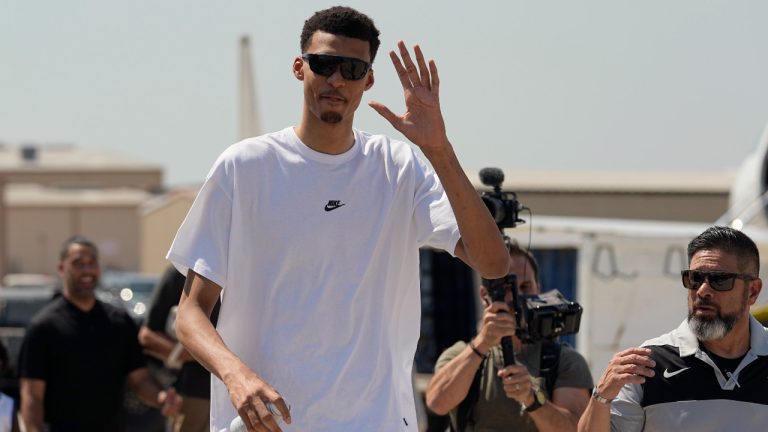San Antonio Spurs NBA basketball first-round draft pick Victor Wembanyama waves as he arrives in San Antonio, Friday, June 23, 2023.(Eric Gay/AP)