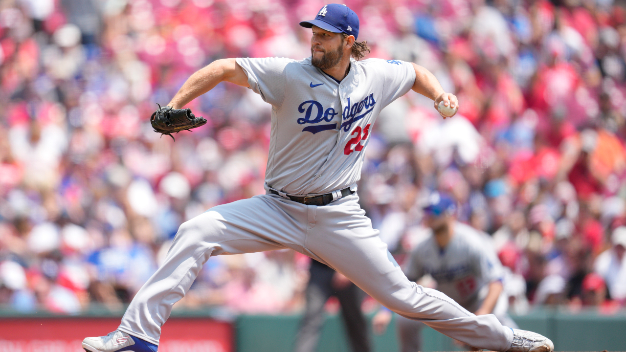 Clayton Kershaw pulled after 7 with perfect game; Dodgers top Twins 