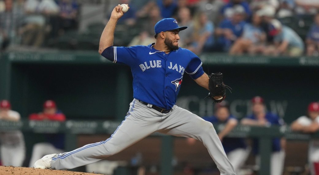 Blue Jays reliever Yimi Garcia leaves game with right knee injury