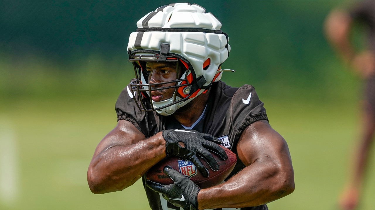 Browns' Nick Chubb among several star running backs discussing devalued  position
