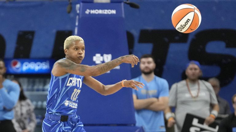Chicago Sky's Courtney Williams passes during a WNBA basketball game against the Washington Mystics Thursday, June 22, 2023, in Chicago. (Charles Rex Arbogast/AP)