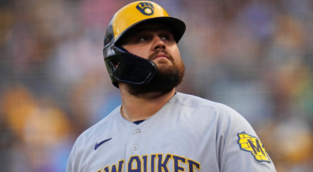 Brewers trade for first baseman Rowdy Tellez from the Blue Jays
