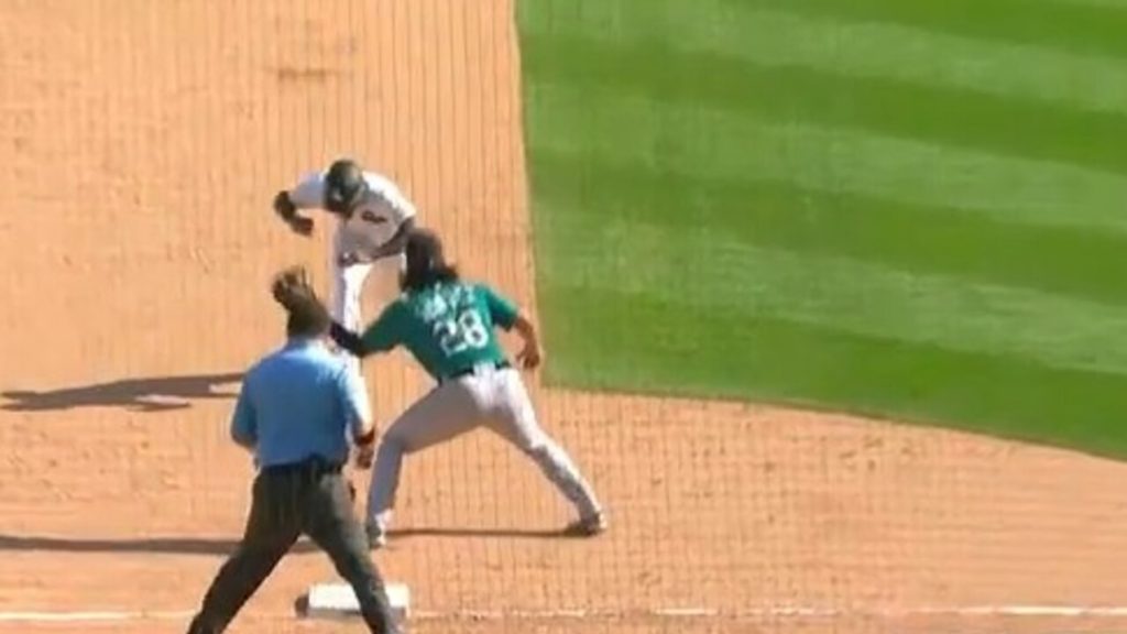 White Sox’ Anderson scores on defensive blunder to walk off the