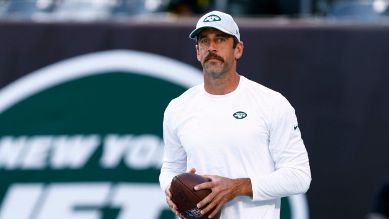New York Jets quarterback Aaron Rodgers (8) on the field before an an NFL pre-season football game against the Tampa Bay Buccaneers Saturday, Aug. 19, 2022, in East Rutherford, NJ. (Rich Schultz/AP)