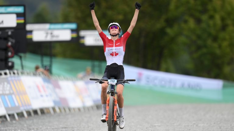 Isabella Holmgren (shown) won gold and fellow Canadian Marin Lowe took silver in the women's junior cross-country Olympic race Thursday, Aug.10, 2023 at the cycling world championships in Glasgow, Scotland. (CP/HO-Cycling Canada-Alex Broadway/SWpix.com) 