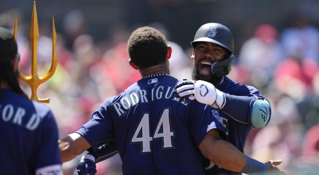 Mariners sweep reeling Angels, stay within 2.5 of Blue Jays