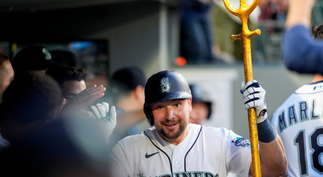 Raleigh homers twice as Mariners stay hot and topple Red Sox