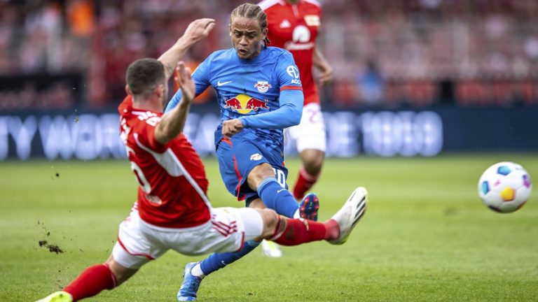 Berlin's Robin Gosens, left, and RB Leipzig's Xavi Simons battle for the ball during the Bundesliga soccer match between FC Union Berlin and RB Leipzig at An der Alten Forsterei stadium in Berlin, Sunday Sept. 3, 2023. (Andreas Gora/dpa via AP)