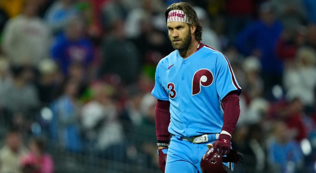 Phillies' Harper flips out on Angel Hernandez, tosses helmet into stands