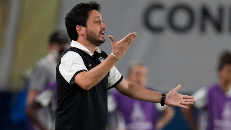 Coach Arthur Elias of Brazil's Corinthians reacts during a Copa Libertadores Women's soccer final match against Colombia's Independiente Santa Fe at Gran Parque Central stadium, in Montevideo, Uruguay, Sunday, Nov.21, 2021. (Natacha Pisarenko/AP)