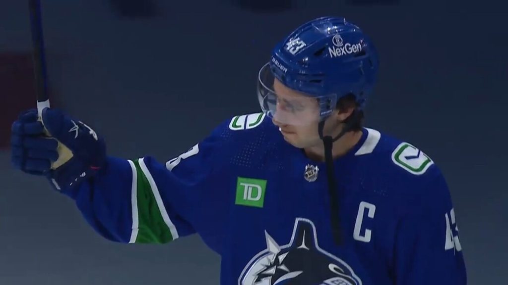 NHL: Canucks fans boo, toss jersey on ice in Rick Tocchet's debut