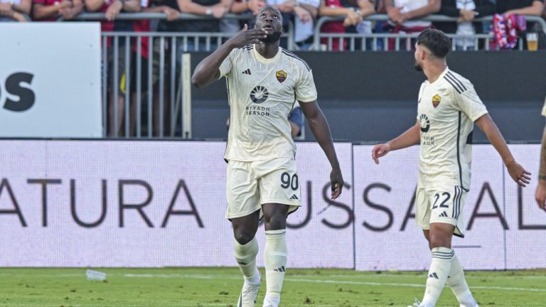 Roma's Romelo Lukaku celebrates scoring during the Italian Serie A soccer match between Cagliari and AS Roma, at the Unipol Domus Stadium in Cagliari, Italy, Sunday, Oct. 8, 2023. (Gianluca Zuddas/LaPresse via AP)