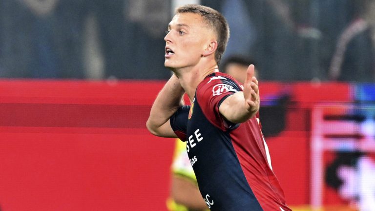 Genoa's Gudmundsson Albert celebrates scoring during the Serie A soccer match between Genoa and Salernitana at Ferraris stadium in Genoa, Italy, Friday Oct. 27, 2023. (Tano Pecoraro//LaPresse via AP)