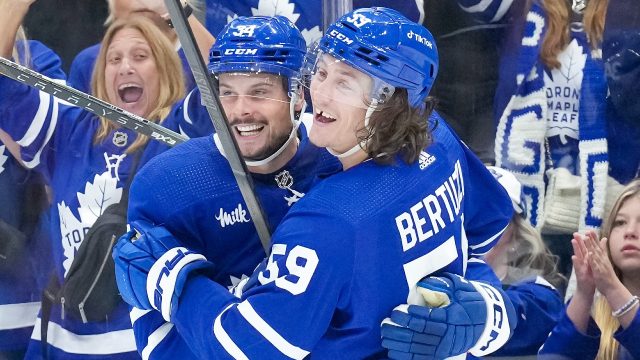 Maple Leafs head north for team bonding with season opener a week away