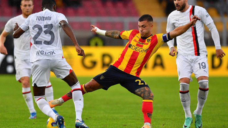 Lecce's Gabriel Strefezza, centre, takes on AC MIlan's Fikayo Tomori during the Serie A soccer match between Lecce and AC Milan, at the Via del Mare stadium in Lecce, Italy, Saturday, Nov. 11, 2023. (Giovanni Evangelista/LaPresse via AP) 