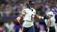 Bears outlast Vikings on Santos’ fourth field goal after four interceptions of Dobbs