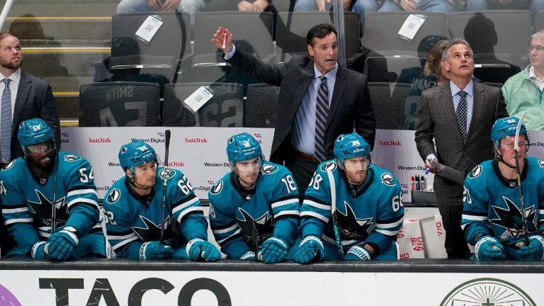 San Jose Sharks head coach David Quinn, center, gestures during the first period of an NHL hockey game against the Philadelphia Flyers on Tuesday, Nov. 7, 2023, in San Jose, Calif. (Godofredo A. Vásquez/AP)