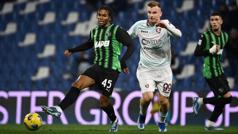 Salernitana's Mateusz Legowski and Sassuolo's Armand Lauriente during the Serie A soccer match between Sassuolo and Salernitana at Mapei Stadium, Reggio Emilia, Italy, Friday Nov. 10, 2023. (Massimo Paolone/LaPresse via AP)
