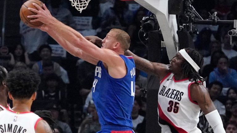 Los Angeles Clippers centre Mason Plumlee shoots as Portland Trail Blazers centre Robert Williams III defends during the first half of an NBA basketball game Wednesday, Oct. 25, 2023, in Los Angeles. (Mark J. Terrill/AP Photo)