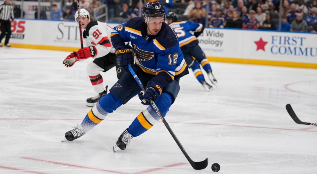 Kevin Hayes scores twice to help Blues down Devils