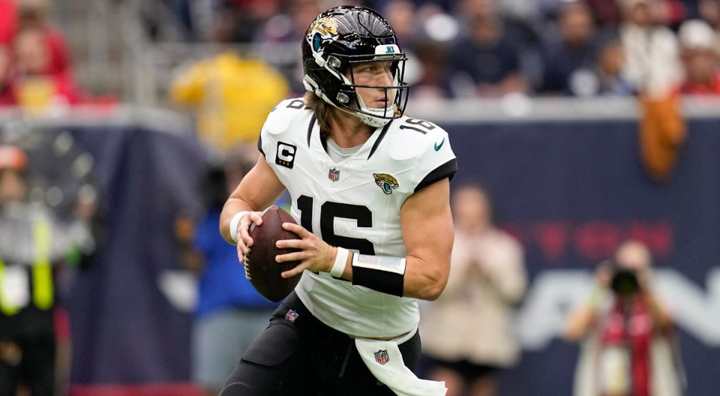 Jaguars' Trevor Lawrence warms up, starts vs. Browns with ankle injury