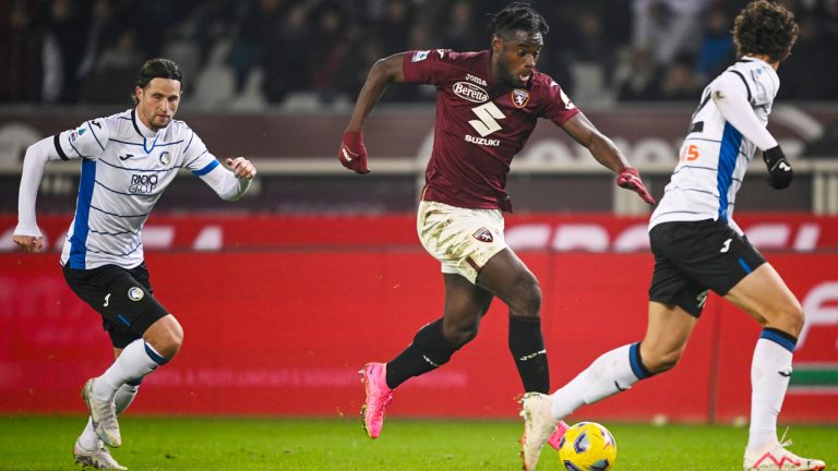 Torino's Duvan Zapata, center, controls the ball during the Serie A soccer match between Torino FC and Sassuolo at Olimpico Grande Torino Stadium, Turin, Italy, Monday Dec. 4, 2023. (Fabio Ferrari/LaPresse via AP)