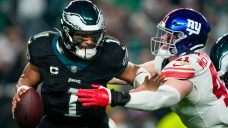 Eagles end three-game losing skid with win over Giants, stay atop NFC East