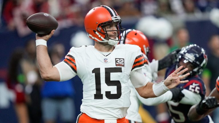 Cleveland Browns quarterback Joe Flacco (15) passes during the first half of an NFL football game against the Houston Texans. (David J. Phillip/AP)
