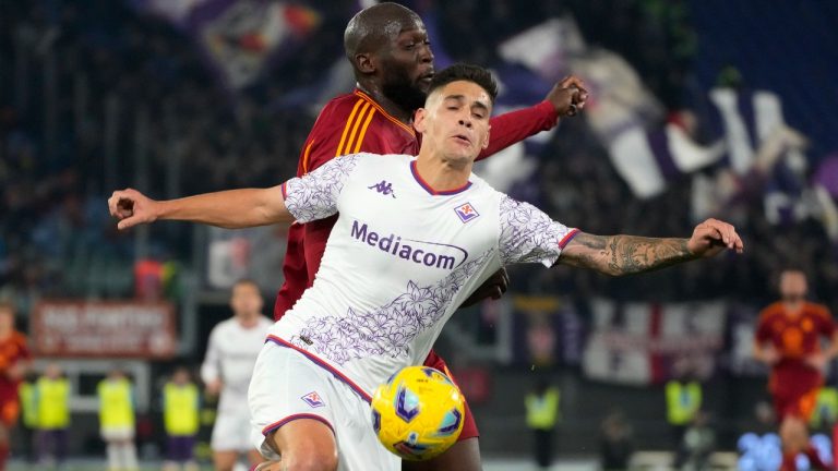 Fiorentina's Lucas Martinez Quarta, right, challenges for the ball with Roma's Romelu Lukaku during the Series A soccer match between Roma and Fiorentina at the Rome's Olympic stadium, Sunday, Dec. 10, 2023. (Gregorio Borgia/AP Photo)