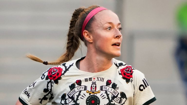 Veteran defender Becky Sauerbrunn has signed a one-year contract that will keep her with the Portland Thorns through the upcoming season. (AP/Lindsey Wasson)