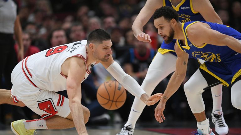 Golden State Warriors' Stephen Curry (30) battles Chicago Bulls' Nikola Vucevic (9) for the ball during the second half of an NBA basketball game Friday, Jan 12, 2024, in Chicago. (Paul Beaty/CP)