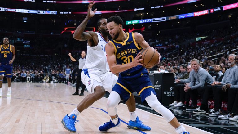 Golden State Warriors guard Stephen Curry, right, works against Los Angeles Clippers forward Kawhi Leonard during the second half of an NBA basketball game, Thursday, Dec. 14, 2023, in Los Angeles. (Ryan Sun/AP)