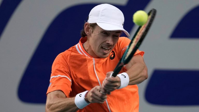 Australia's Alex de Minaur hits a return to Sebastian Ofner, of Austria, during a Mexican Open tennis tournament match in Acapulco, Mexico, Wednesday, Feb. 28, 2024. (Eduardo Verdugo/AP)