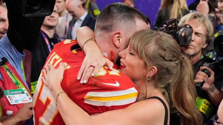 Kansas City Chiefs tight end Travis Kelce (87) embraces Taylor Swift after the NFL Super Bowl 58 football game against the San Francisco 49ers, Sunday, Feb. 11, 2024, in Las Vegas. The Kansas City Chiefs won 25-22 against the San Francisco 49ers. (John Locher/AP Photo)