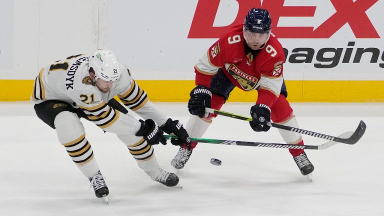 Boston Bruins left wing James van Riemsdyk (21) and Florida Panthers center Sam Bennett (9) go after the puck during the third period of an NHL hockey game. (Marta Lavandier/AP)