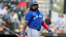 Blue Jays’ Vladimir Guerrero Jr. out after jamming finger vs. Pirates