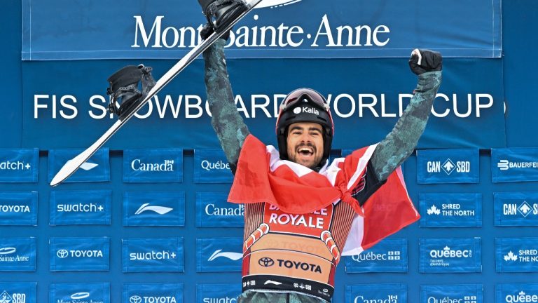 Eliot Grondin of Sainte-Marie Que., celebrates his victory in the men’s finals, at the FIS snowboard cross world cup event at Mont-Sainte-Anne resort, in Beaupre, Que., Saturday, March 25, 2023. THE CANADIAN PRESS/Jacques Boissinot