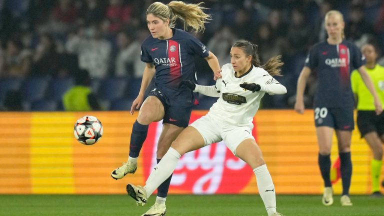 Hacken's Rosa Kafaji vies for the ball with PSG's Korbin Albert, left, during the women's Champions League quarterfinals, second leg, soccer match between Paris Saint-Germain and BK Hacken at Parc des Princes, in Paris, Thursday, March 28, 2024. (AP Photo/Thibault Camus)