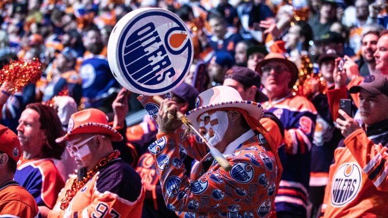 Oilers fans in Edmonton on Tuesday, April 25, 2023. (Jason Franson/CP)