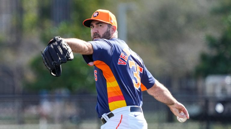 Houston Astros pitcher Justin Verlander (35) warms up as he prepared to throw during spring training baseball workouts, Thursday, Feb. 15, 2024, in West Palm Beach, Fla. (Karen Warren/Houston Chronicle via AP)