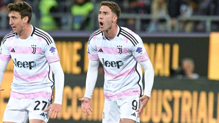 Juventus's Dusan Vlahovic celebrates scoring during the Serie A soccer match between Cagliari and Juventus at the Unipol Domus stadium in Cagliari, Italy, Friday, April 19, 2024. (Gianluca Zuddas/LaPresse via AP)
